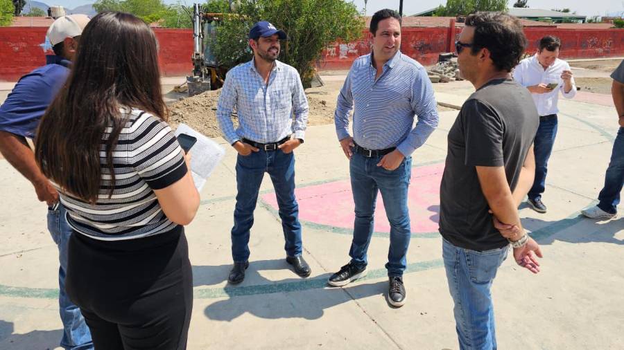 El alcalde Javier Díaz González supervisó los trabajos de rehabilitación de la plaza pública en la colonia Satélite Sur, donde se construyen nuevas áreas deportivas y recreativas.