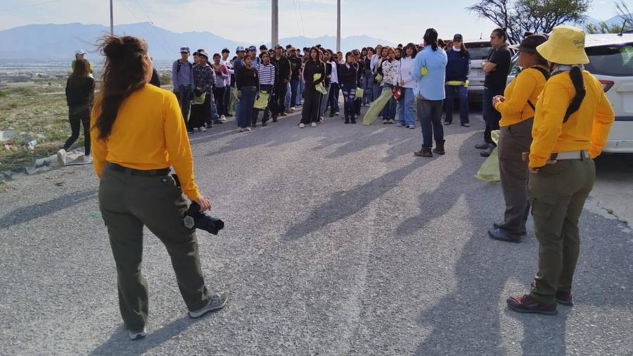 Voluntarios recorrieron el sitio para concentrar la basura en puntos de recolección.