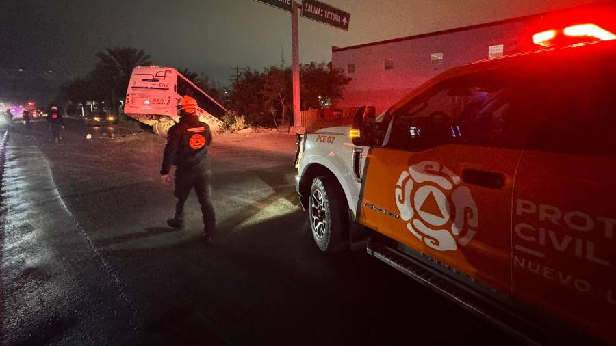 Un tráiler realizó una maniobra prohibida en el entronque Laredo–Salinas Victoria y causó un choque que dejó dos conductores lesionados