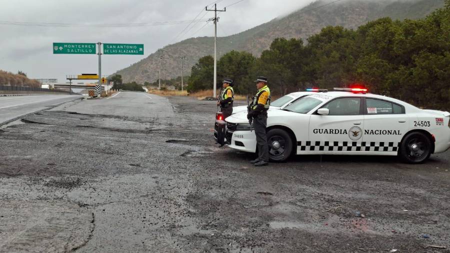 Elementos de la Guardia Nacional mantienen vigilancia y control de tránsito en carreteras afectadas por nevadas en el norte del país.