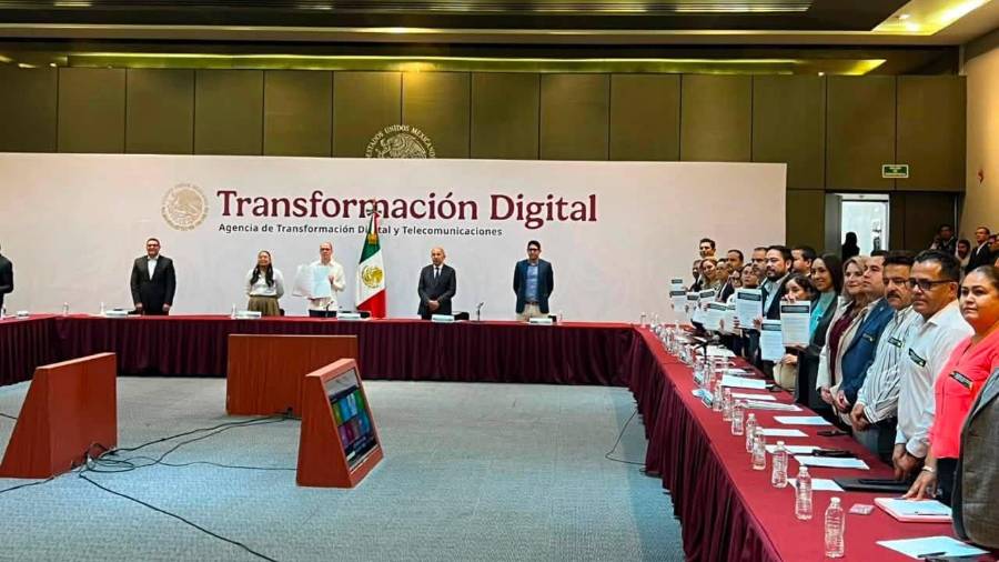 Autoridades municipales de Cuatro Ciénegas participaron en la firma del pacto nacional contra la burocracia.