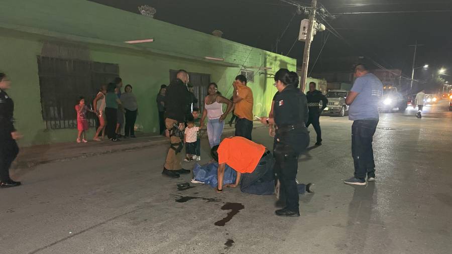 Familiares de la víctima acudieron al lugar de los hechos.