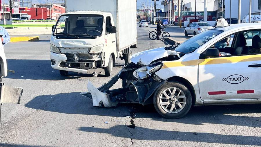 El accidente provocó bloqueos en la concurrida vialidad.