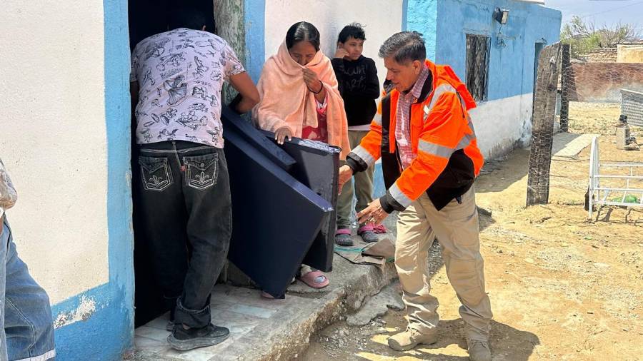 Entregan colchonetas, cobijas y apoyos básicos a los habitantes.