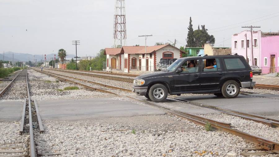 La región enfrenta un grave riesgo de accidentes ferroviarios ante la falta de plumas, alarmas y señales en los cruces de trenes.