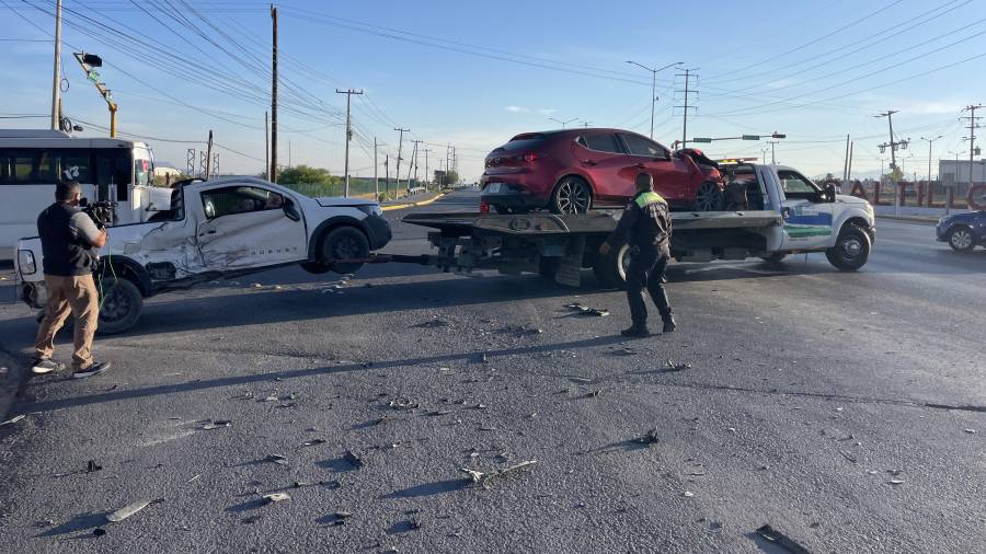 El conductor de la camioneta habría realizado un retorno sin respetar la luz roja del semáforo, lo que provocó que se atravesara al paso de un automóvil que circulaba hacia la carretera a Zacatecas.