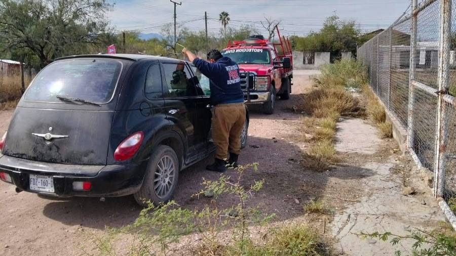 Elementos de Protección Civil y Bomberos de Palaú rescataron a la niña atrapada en un vehículo frente a la escuela Cuauhtémoc.