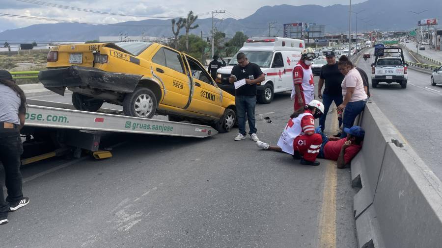 El taxi terminó volcado luego de ser impactado por los bloques de concreto que fueron desplazados tras el choque.