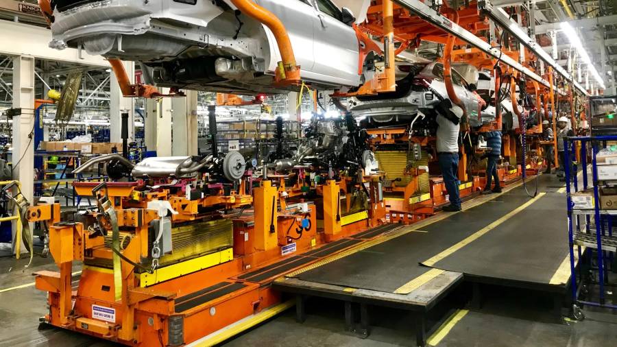 Este lunes en el complejo de Ramos Arizpe, seguirá la “segunda parte” de despidos masivos, hasta completar mil 900 personas fuera de la línea de producción.