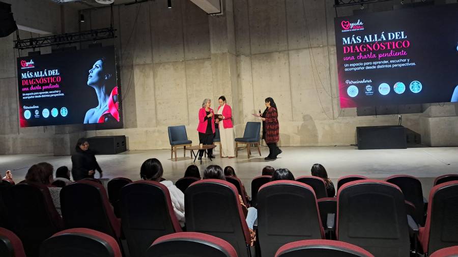 Ayuda Rosa A.C. reunió a especialistas, sobrevivientes y asistentes en la Universidad Carolina para reflexionar sobre la prevención y el acompañamiento frente al cáncer de mama.