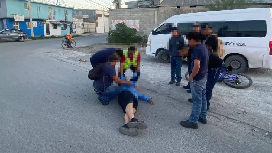 Vecinos del sector solicitaron apoyo al sistema de emergencias al observar al hombre tendido e inconsciente sobre la carpeta asfáltica durante la mañana de este jueves.