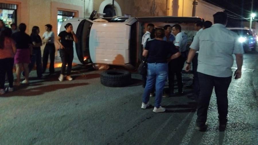 La unidad afectada se arrastró varios metros antes de volcar sobre la vialidad.
