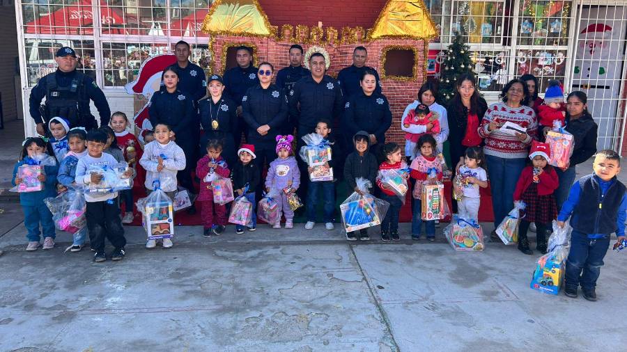 Niñas y niños del ejido Hipólito participaron en una jornada de convivencia con elementos de la Policía Municipal, donde recibieron juguetes y dulces.
