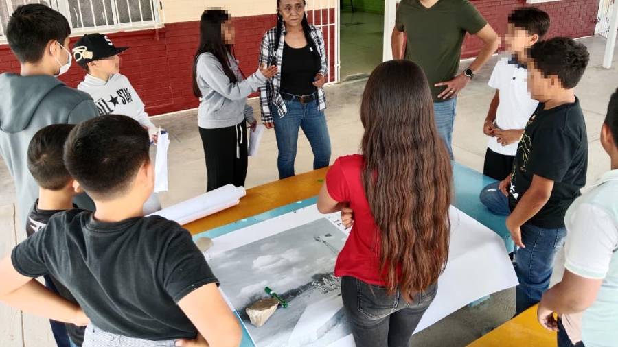 Estudiantes dialogan y comparten cómo viven su entorno, en un ejercicio que incorpora sus voces en el análisis del espacio que habitan.