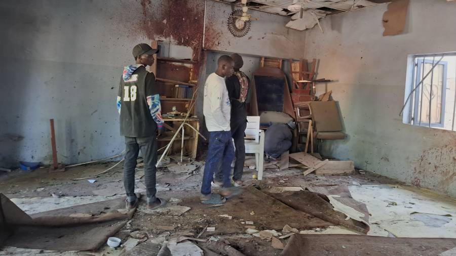 Gente inspecciona el lugar donde estalló una bomba dentro de una mezquita en Maiduguri, Nigeria, el jueves 25 de diciembre de 2025.