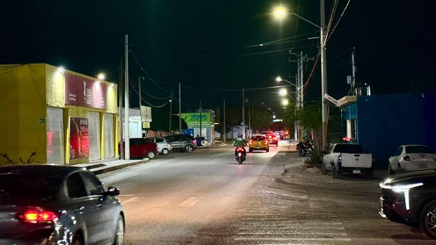 Instalan nuevas luminarias en la avenida Venezuela de Torreón, Coahuila.
