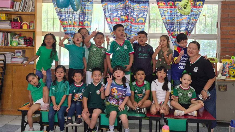 Alumnos del Jardín de Niños ‘Velia Graciela Flores Jiménez’, acudieron a clases vestidos con camisetas de la Selección Mexicana para sumarse al ambiente futbolístico