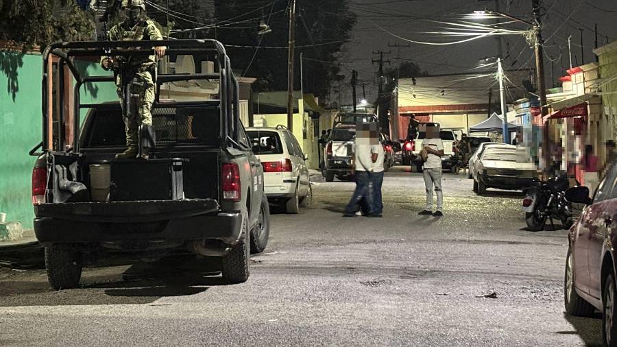Elementos de corporaciones de seguridad resguardaron el inmueble cateado en la colonia Aeropuerto durante el operativo.