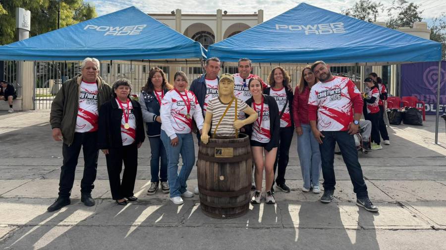 La convivencia cerró la edición 15 de la Carrera Chuy Flores con pastel donado por la familia Martínez Ávalos, una muestra del apoyo comunitario al evento.