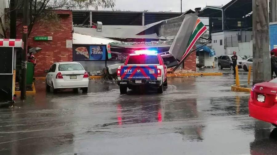 Una tormenta, fuertes vientos y granizo provocó afectaciones en distintos municipios del área metropolitana de Monterrey durante la tarde del jueves.
