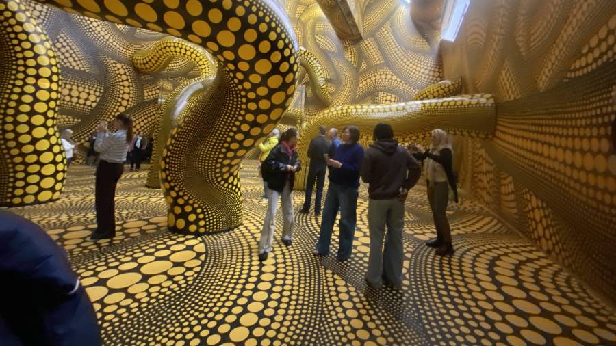 Paseo. La obra de Yayoi Kusama atrae tanto por su estética vibrante como por las emociones que despierta en quienes la observan.