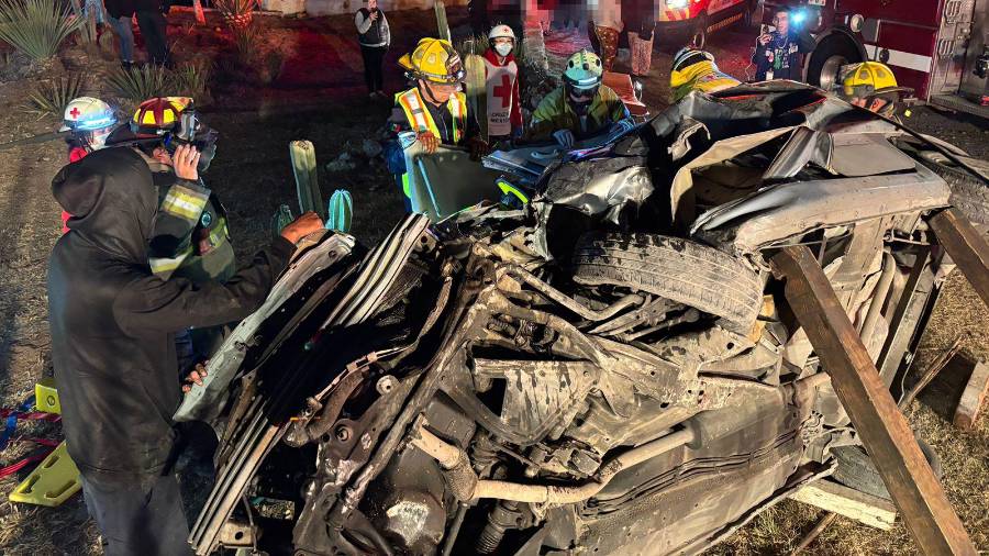 El Pontiac Matiz quedó volcado sobre uno de sus costados tras el choque frontal contra la camioneta GMC Acadia, mostrando daños severos en la parte frontal.