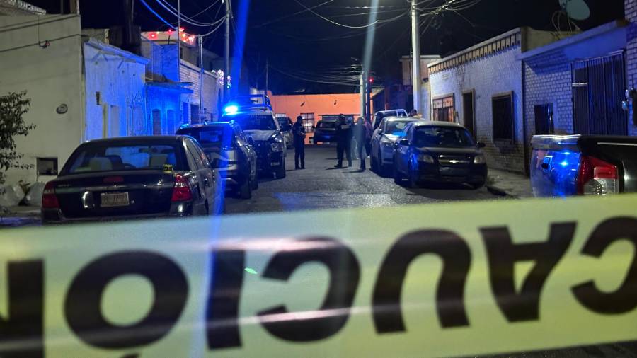 Elementos de la Agencia de Investigación Criminal acudieron al domicilio ubicado en la zona centro de Saltillo tras el reporte al 911.