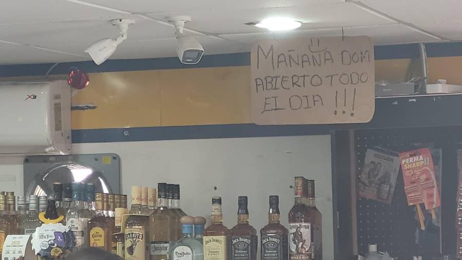 Algunos comercios colocaron anuncios desde el sábado informando la ampliación del horario de venta.