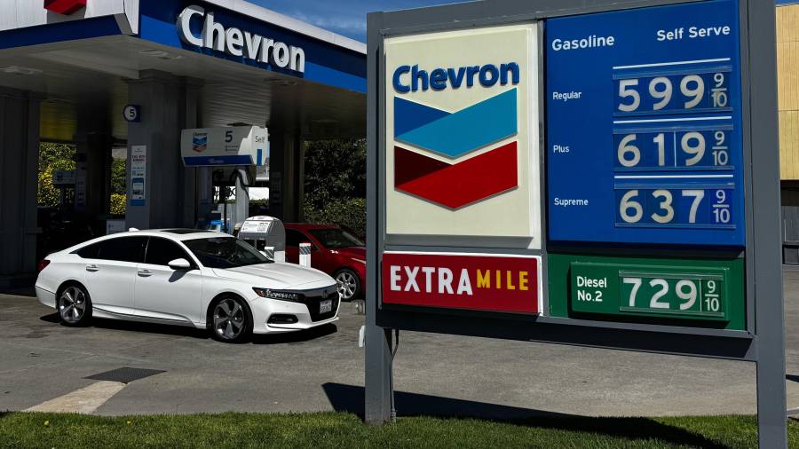 Al elevarse los precios de los combustibles los costos se elevan pero los sueldos se mantienen igual, por lo que se necesita más dinero para llegar a fin de mes.