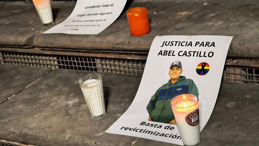 Integrantes de colectivos y organizaciones civiles se reunieron en la Plaza de la Nueva Tlaxcala, en Saltillo, para recordar a Abel Castillo y exigir justicia por su homicidio.
