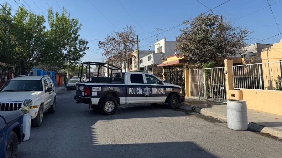 Agentes de la Fiscalía General del Estado realizaron el peritaje en la habitación del joven.