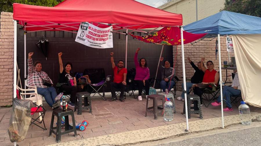 Trabajadores del IMSS mantienen un plantón permanente frente al recinto sindical en Saltillo para exigir cambios en la dirigencia nacional y revisar los acuerdos contractuales.