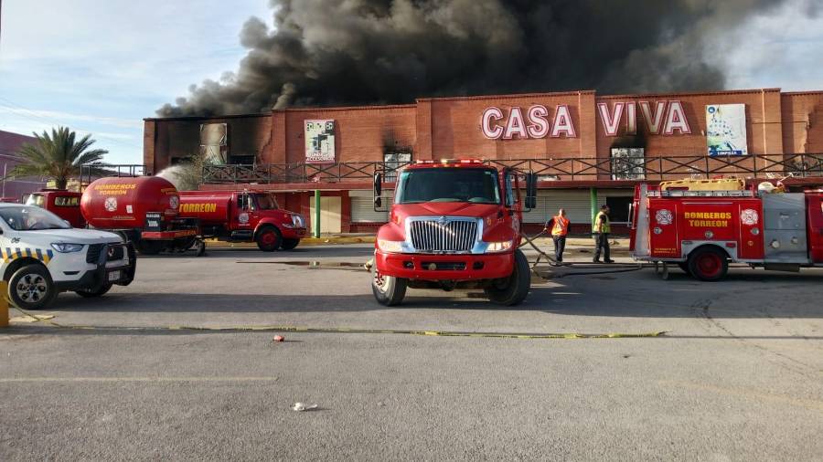 Bomberos de Torreón trabajaron para controlar el incendio registrado en un terreno comercial.