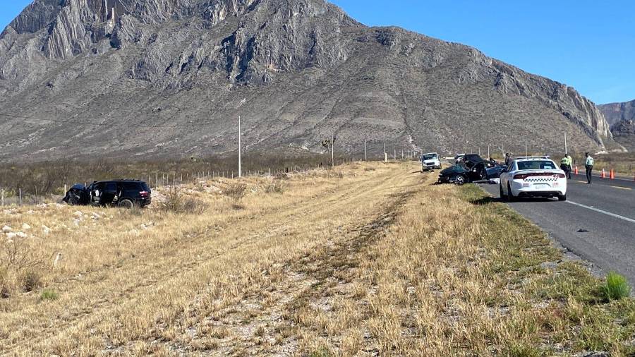 La camioneta Dodge Durango quedó fuera del camino tras el impacto lateral.