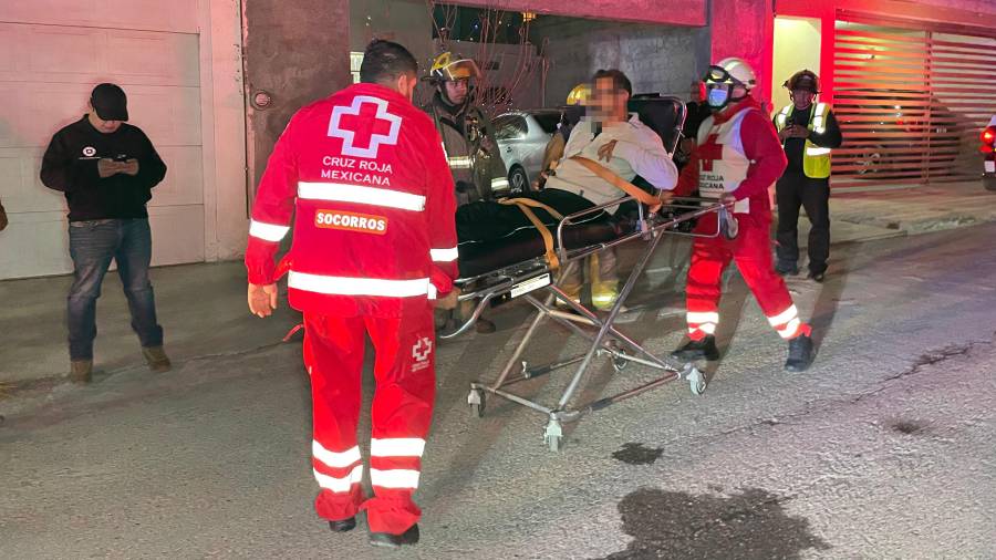 Paramédicos atendieron a los cinco integrantes de la familia tras reportarse síntomas de intoxicación en su domicilio del oriente de Saltillo.