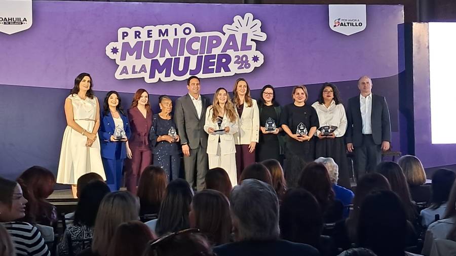 Las seis galardonadas con el Premio Municipal de la Mujer 2026 posan junto al alcalde de Saltillo, Javier Díaz González, y autoridades municipales durante la ceremonia realizada en el Museo del Desierto.