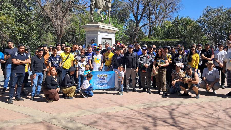 Integrantes de Logia Saltillo se reunieron en el monumento a Ignacio Zaragoza para realizar rifas y actividades comunitarias durante el evento.