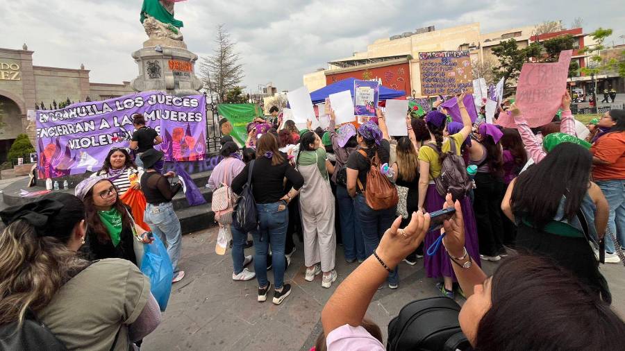 El contingente interseccional concluyó la marcha en la Plaza Manuel Acuña; una bandera interseccional fue colocada a la escultura en honor a Manuel Acuña.