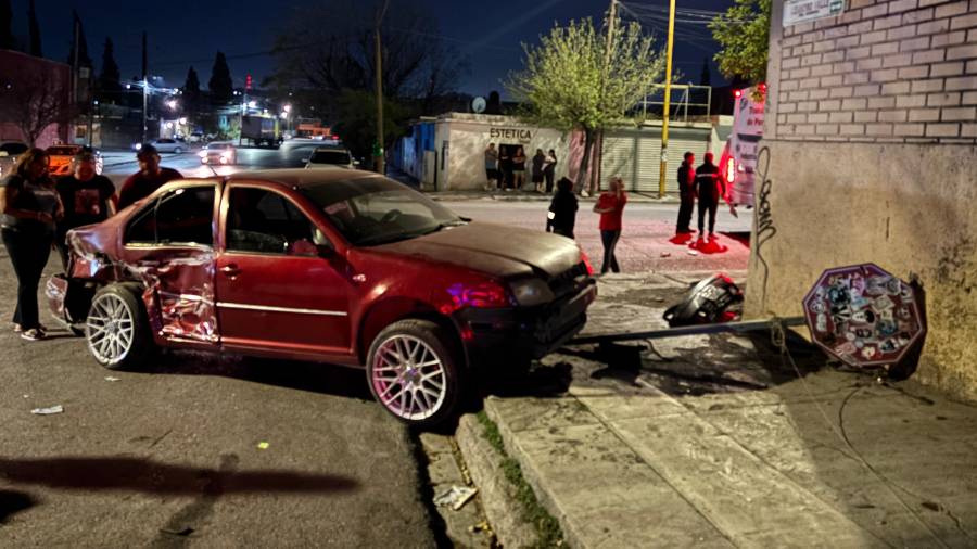 El vehículo Volkswagen Jetta quedó destrozado tras ignorar el señalamiento de alto en el cruce de Leandro Valle y Pedro Ampudia.