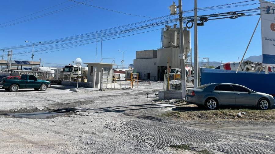 La planta de distribución de Cemex al sur de Saltillo continúa generando emisiones de polvo, según recorrido realizado en la zona.