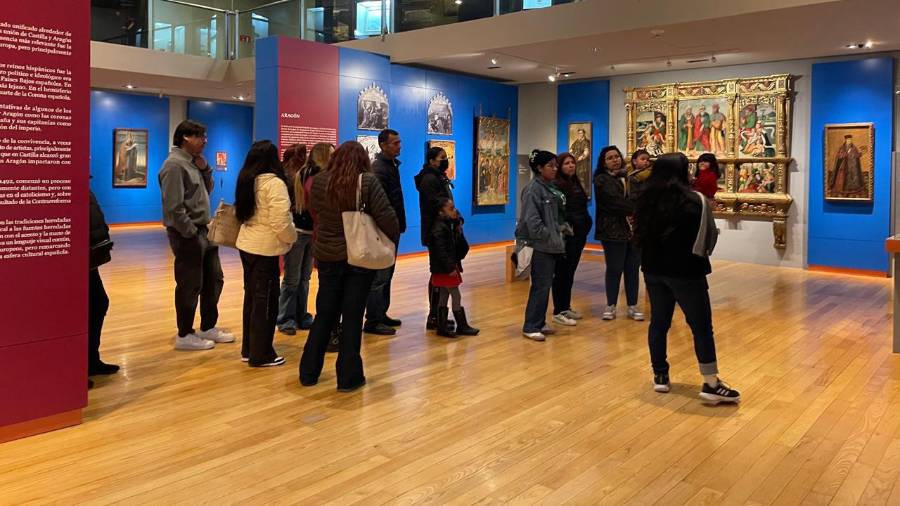 Visitantes recorren las salas permanentes del Museo Arocena acompañados por guías.