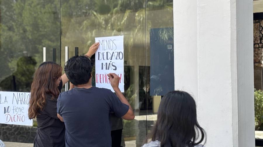 Estudiantes colocaron carteles con consignas como “Menos dedazo, más democracia” y “La Narro no tiene dueño” en el exterior de Rectoría.