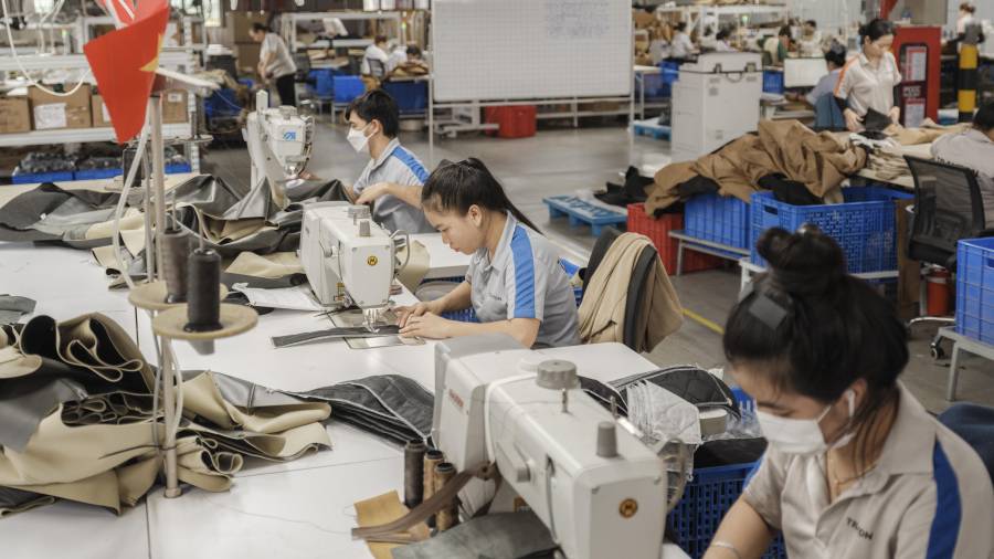 Trabajadores de la fábrica del Grupo Trayton en Binh Duong, Vietnam. Las exportaciones chinas están en auge no solo hacia Europa, sino aún más pronunciado hacia el Sudeste Asiático.
