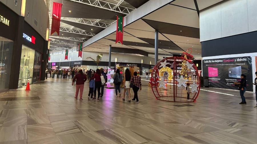 Comercios de ropa, calzado y comestibles registran mayor afluencia durante la temporada decembrina.