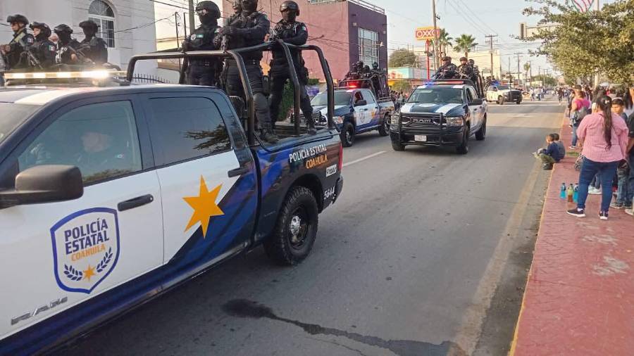 Elementos de la PCC vigilaron el perímetro del desfile con unidades y binomios caninos.