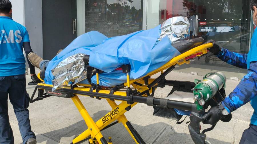 Personal de un servicio privado de emergencias brindó atención prehospitalaria al trabajador y lo trasladó a un hospital.