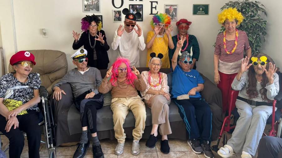 Las residencias geriátricas ofrecen atención permanente a adultos mayores, desde alimentación e higiene hasta cuidados médicos y actividades recreativas.