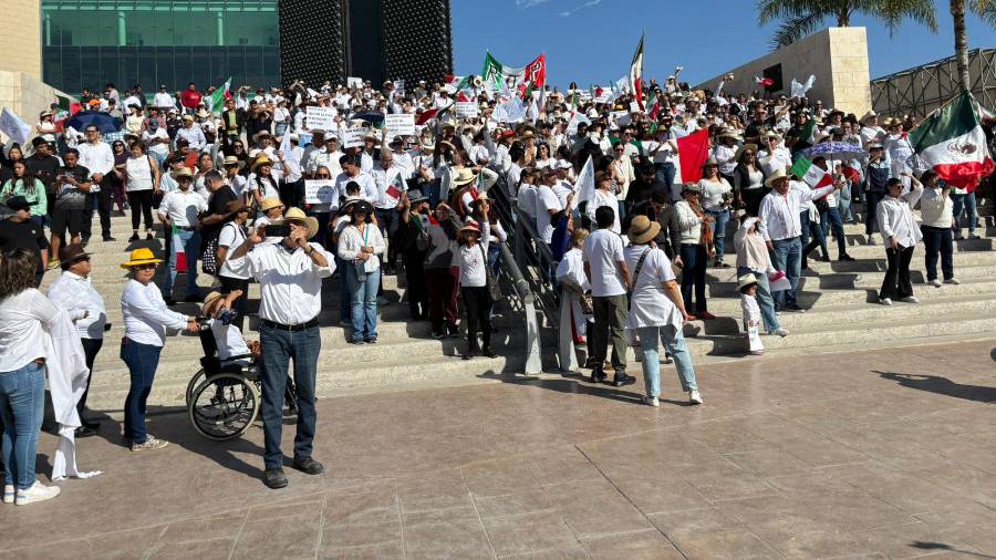 Con pancartas y consignas, los asistentes exigieron justicia y cuestionaron al Gobierno Federal durante la marcha que recordó el asesinato del alcalde de Uruapan, Carlos Manzo.