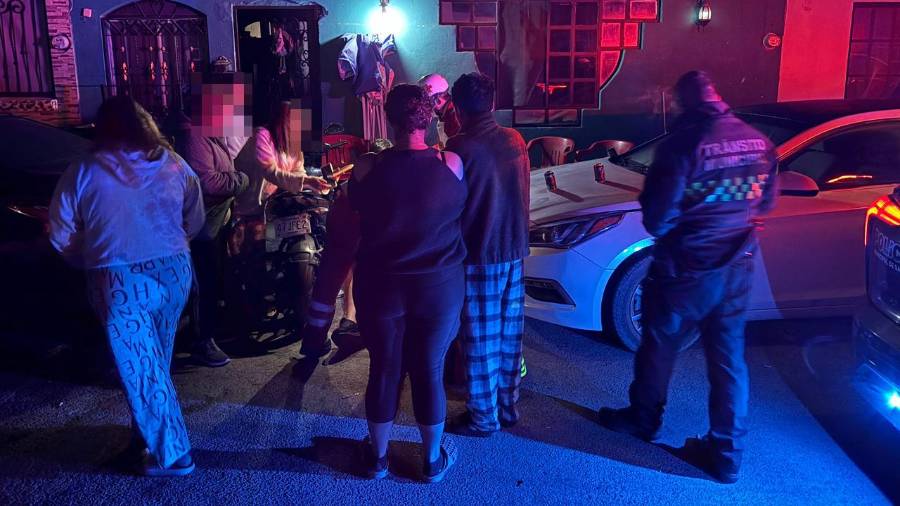 Elementos de la Policía Municipal acudieron tras el reporte de riña y atropellamiento.