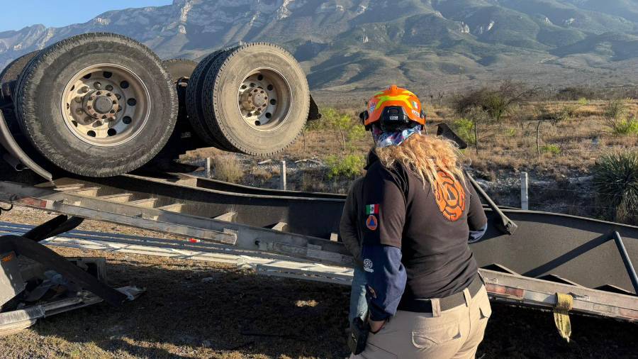 Volcadura de tractocamión en la carretera Saltillo-Monterrey